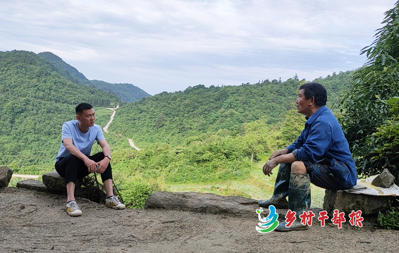 雷智超（左）在走訪農(nóng)戶。2.jpg